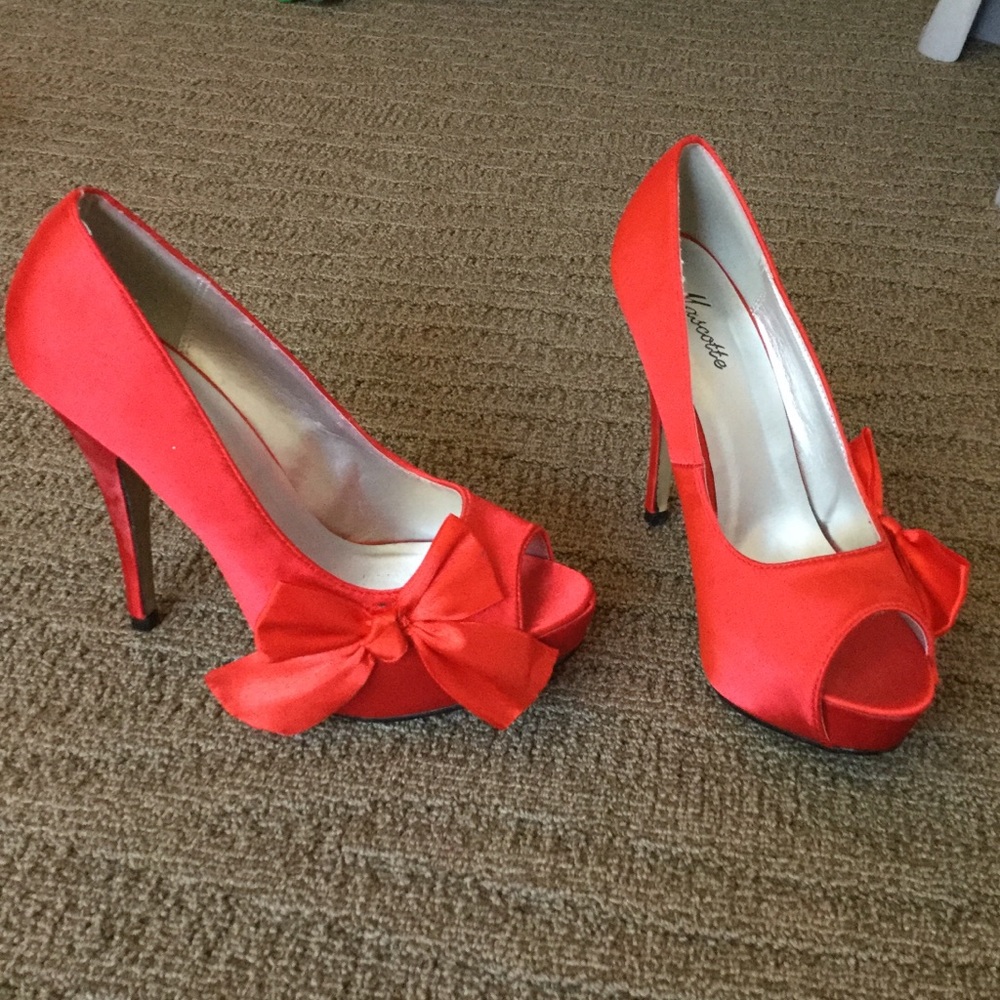 Red Pumps w/Bows, Size 7 1/2